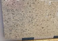 A laje da pedra de quartzo das partes superiores do banheiro lustrou/outra superfície do revestimento