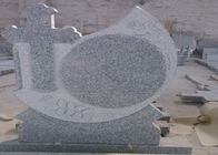 Lápides memoráveis do granito cinzento acima da superfície lustrada 90 graus