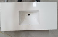 Bancadas brancas lustradas do banheiro de quartzo, partes superiores projetadas da vaidade do banho