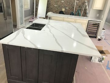 Bancadas brancas da cozinha da pedra da superfície do sólido de quartzo