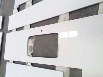 As bancadas de mármore lustradas de quartzo do granito, homem fizeram a superfície branca Worktop do sólido