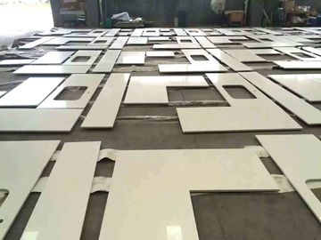 As bancadas de mármore lustradas de quartzo do granito, homem fizeram a superfície branca Worktop do sólido