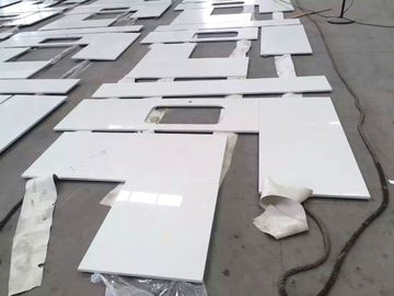 As bancadas de mármore lustradas de quartzo do granito, homem fizeram a superfície branca Worktop do sólido