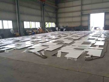 As bancadas de mármore lustradas de quartzo do granito, homem fizeram a superfície branca Worktop do sólido