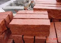 A telha natural vermelha das pedras de pavimentação para a escada pisa/o material granito da bancada