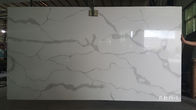 Bancadas de pedra contínuas de quartzo branco para densidade de maioria G/Cm3 da cozinha 2,5