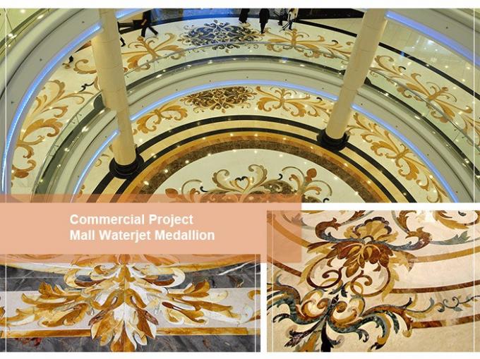 O assoalho interior do castelo projeta os testes padrões de mármore dos medalhões do assoalho do retângulo